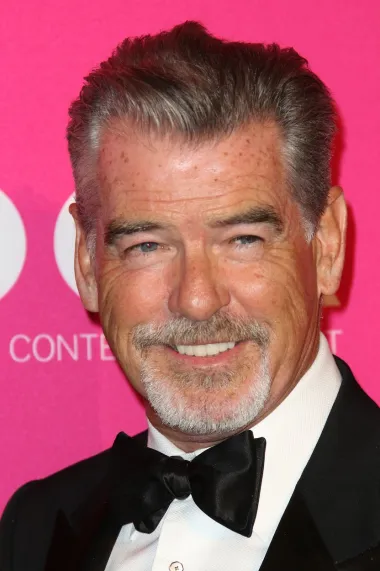 Pierce Brosnan, bivši najslavniji tajni agent svijeta, James Bond, i miljenik žena već desetljećima, proslavio se kao zgodni Irac plavih očiju i crne kose. Sada, kada je zakoračio u 69. godinu, Pierce se više ne može pohvaliti savršeno crnom kosom, ali to mu ni malo nije oduzelo na dobrom izgledu - upravo suprotno. Glumac izgleda jako šarmantno i privlačno, pa se tako i dalje redovito nalazi na listama najseksi muškaraca svijeta. 