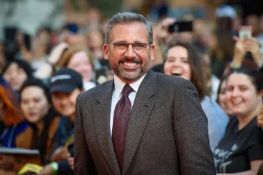 Steve Carell vjerojatno je doživio najveću transformaciju od svih glumaca s ove naše liste. Naime, poznati komičar koji je svjetsku slavu stekao kao Michael Gary Scott u seriji &quot;The Office&quot; u mladosti je glumio redom likove štrebera bez puno uspjeha sa ženama, a danas pak slovi za jednog od najseksi i simpatičnijeg frajera Hollywooda. Promijenio je stil te izgradio imidž &quot;sijedog lisca&quot; u uvijek besprijekorno skrojenim odijelima, a mora se priznati kako sa 60 godina izgleda bolje no ikad, pa nije ni čudo da mu i baza obožavateljica neprekidno raste. 