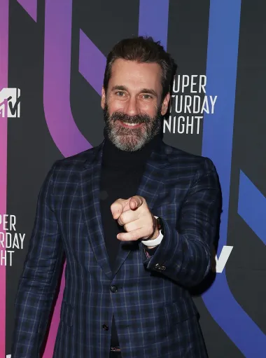 Jon Hamm je glumac koji je cijelu svoju karijeru izgradio zahvaljujući imidžu seks simbola. Ova zvijezda proslavljene serije &quot;Momci s Madisona&quot; danas se tako može pohvaliti uspješnom producentskom i glumačkom karijerom, kao i činjenicom da slovi za jednog od najpoželjnijih neženja Hollywooda. Naime, iako ima 51 godinu, Jon se nikada nije ženio, a zašto i bi kada ovako svake godine pod rukom vodi novu ljepoticu s kojom ima romansu? Objektivno gledano, ne čudi nas da mu ne mogu odoljeti ni mnogo mlađe žene jer je ovako stariji šarmantniji no ikad prije. 