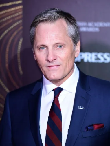 Viggo Mortensen je američko-argentinski glumac kojeg pamtimo kao neodoljivog Aragorna iz &quot;Gospodara prstenova&quot; Petera Jacksona, a od tada do danas je postao megazvijezda koja se nebrojeno puta dokazala u raznim ulogama. Viggov glumački talent priskrbio mu je i nominaciju za Oscara, kao i brojna druga filmska priznanja, a danas kada ima 63 godine uživa u slavi i bogatstvu. Osim toga, Viggo je s godinama od seksi tamnokosog frajera postao zreo muškarac profinjena, elegantna izgleda. Njegova mu sijeda kosa odlično stoji jer dodatno naglašava izražajnu boju njegovih očiju. 