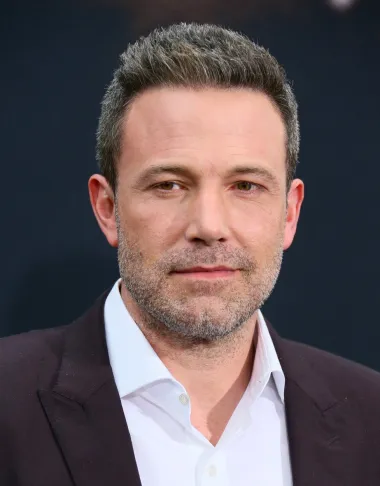 Ben Affleck u posljednje vrijeme najviše pažnje javnosti privlači svojom obnovljenom romansom i brakom s Jennifer Lopez, no osim svojeg ljubavnog života koji očito cvjeta, Ben se može pohvaliti i činjenicom da u 50. godini života izgleda bolje nego ikad. Iako je oduvijek bio znan kao seksi šarmer crne kose i misterioznog pogleda, sa starenjem je ovaj glumac dobio na &quot;patini&quot;, pa mu sijede u bradi i kosi jako dobro stoje, a on izgleda zrelo, mudro i vrlo muževno. Nije stoga ni čudo da mu latino diva nije mogla odoljeti ni po drugi put. 