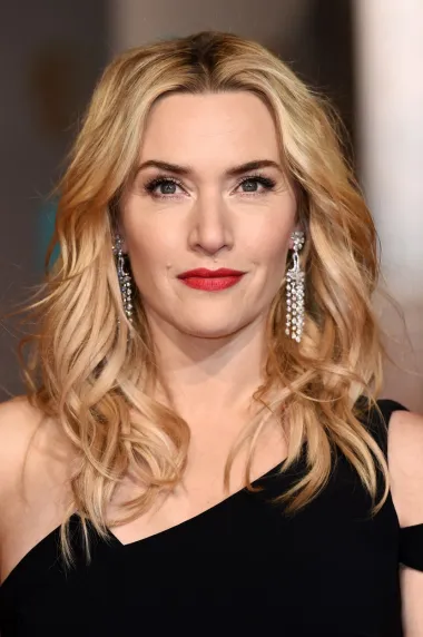 Kate Winslet je nedvojbeno jedna od najboljih glumica današnjice koja je znana po tome što ne prihvaća bilo kakve uloge – već samo one najbolje. Ipak, priznala je i da je pristala na ulogu u filmu „Divergent“ samo kako bi njezina 12-godišnja kći mogla u školi pričati kako joj je mama cool jer glumi u akcijskom, SF filmu. Nije pogriješila u procjeni, jer joj je navodno kći bila oduševljena ulogom te se doista svim prijateljima hvalila kako joj je mama opaka zlikovka iz filma koji su svi gledali u kinima. 