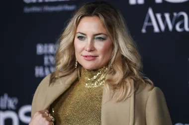 Glumica Kate Hudson majka je troje djece, a jednom je spomenula da je odgoj djevojčica potpuno drugačiji od odgoja dječaka. Za svoju najmlađu kćer pokušava nešto što je nazvala &quot;pristup bez spola&quot;. Glumica je dodala da &quot;ne žele sve djevojke biti princeze, neke žele biti kralj. I meni je to u redu!&quot;. Na taj se pristup odlučila jer, kako kaže, još uvijek ne može znati kako će se njezina kćer identificirati, a dodala je da joj je najbitnije odgojiti djecu tako da postanu dobri ljudi.