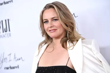Glumica Alicia Silverstone, ikona iz devedesetih poznata svojoj ulozi u &quot;Djevojkama s Beverly Hillsa&quot;, napisala je na svom blogu da prakticira hranjenje na usta sa svojom bebom - tako što prethodno prožvače hranu svoje djece. &quot;Nahranila sam Beara s malo povrća iz juhe, iz mojih usta u njegova&quot;, napisala je na blogu.