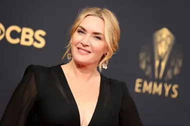 Glumica Kate Winslet majka je troje djece i zabranila je sve oblike društvenih mreža u svojoj kući. &quot;To ima ogroman utjecaj na samopoštovanje mladih žena jer sve što rade je da se &apos;dizajniraju&apos; tako da se sviđaju drugim ljudima.&quot; Štoviše, glumica također vjeruje da razvod može biti dobar za djecu jer ih to uči kako da se bore u životu.