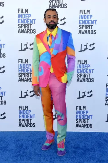 Zvijezda serije &apos;Blindspotting&apos; odlučio je proširiti veselje pa se istaknuo u jarkom šarenom odijelu s potpisom modne kuće Moschino.