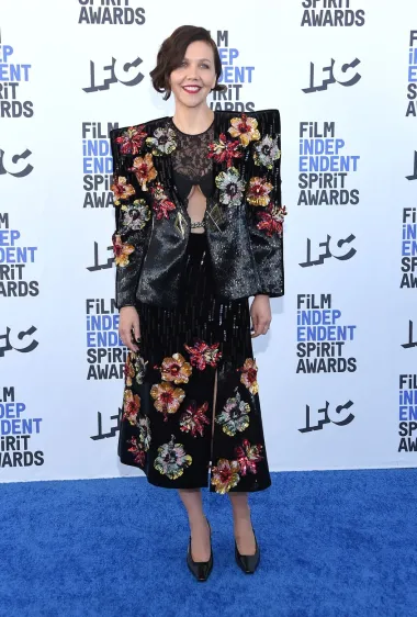 Glumica i redateljica filma &apos;The Lost Daughter&apos;, Maggie Gyllenhaal na dodjeli nagrada pojavila se sa suprugom Peterom Sarsgaardom, a za crveni tepih odabrala je svjetlucavi Gucci komplet s cvjetnim detaljima. 