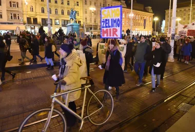 Održan Noćni marš u Zagrebu. Pogledaj koje su poruke poslane