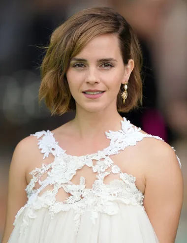 Emma Watson zaista ima puno različitih stvari u svojoj torbi, što je dokazala kada je za Vogue snimala video u kojemu je pokazala što sve nosi sa sobom. Rekla je da ju njezini prijatelji čak zovu &quot;dama od torbe&quot;, a ono što uvijek nosi sa sobom su knjiga i dnevnik. No, među stvarima koje najviše iznenađuju, tu su termofor, veganski dezodorans, višekratne blazinice za skidanje šminke, ali i Nutella.