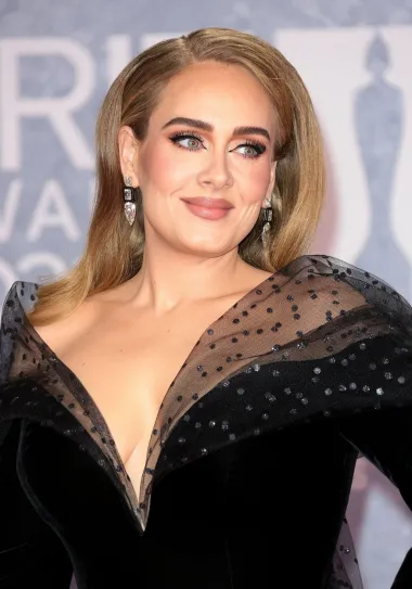 Adele je naučila kuhati. Obožava nedjeljno pečenje, omiljeno njezinom sinu, a također voli prženu hranu i tipični engleski doručak. Ali ona ne vjeruje u restoranski izbor kečapa. Zato uvijek nosi nešto svoje u torbi. &quot;Nosim male vrećice Heinz kečapa posvuda sa sobom. Beyoncé u torbi ima ljuti umak...ja imam Heinz kečap&quot;, rekla je.