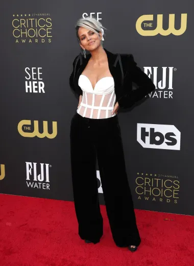 Prekrasna Halle Berry koja je na crvenim tepisima nosila haljine koje pamtimo, ovaj put se odučila za malo drugačiju kombinaciju. Nosila je odijelo Dolce&amp;Gabbana i neobičan bijeli korzet. 