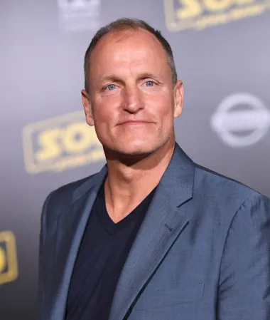 Woody Harrelson je proslavljeni glumac, no njegov tata je također bio slavan - samo ne zbog pozitivnih stvari. Naime, Woodyjev otac je slavni plaćeni ubojica Charles Voyde Harrelson koji je bio pripadnik mafije te ga povijest pamti kao ubojicu američkog suca John H. Wood Jr. koji se obračunavao s organiziranim kriminalom. Charles Voyde je za svoja zlodjela završio u zatvoru te je preminuo 2007. godine, a Woody je oduvijek o njemu odbijao govoriti u medijima. 