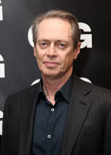 Steve Buscemi se kasno počeo baviti glumom - u svojim tridesetima. Do tada je bio vatrogasac u New Yorku te se sramio reći svojim kolegama kako ide na sate glume ne bi li izbrusio svoj talent. Ipak, njegova se tajna otkrila, a iako je Steve mislio kako će ga kolege vatrogasci zezati zbog toga, realnost je ispala posve suprotna. Kada je Steve sa svojom dramskom skupinom imao prvi nastup u lokalnom kazalištu, svi su ga njegovi kolege s posla došli podržati te su pogledali predstavu. 