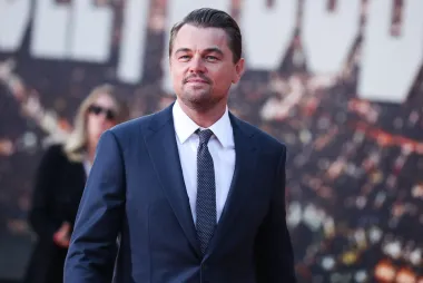 Leonardo DiCaprio je jedan od najupješnijih glumaca današnjice, a titulu najvećeg glumačkog talenta Hollywooda nosi već više od dvadeset godina. I dok je sam Leonardo poznat po genijalnim izvedbama te burnim ljubavnim vezama s mlađahnim ljepoticama, malo tko zna kako je dobio svoje ime. Naime, njegova je majka dok je bila trudna s njim išla u posjet talijanskom muzeju u Firenci te je gledala u sliku koju je naslikao Leonardo da Vinci kada se njezina beba u trbuhu po prvi puta pomaknula. Kako je to bio prvi udarac koji joj je njezin sin dao u utrobi, majka mu je odlučila ime dati prema velikom slikaru. Tako sada obojica nose ime Leonardo. 