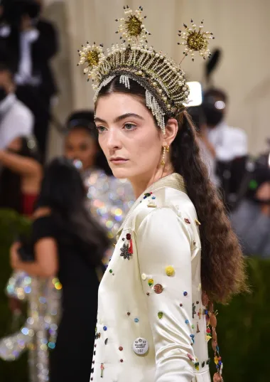 Lorde, jedna od najpoznatijih novozelanskih celebrity dama, osim po glazbenim hitovima je poznata i po svojem &quot;tajnom&quot; Instagram profilu na kojem recenzira ni manje ni više nego - pržene kolutiće luka. Naime, taj je fast food snack Lorde najdraža hrana, pa je prije nekoliko godina odlučila posvetiti mu cijeli profil. Kada god pojede kolutiće luka u novom restoranu, pomno ih recenzira te tako drugima pomaže odlučili trebaju li ih probati na nekom mjestu ili ipak ne. 