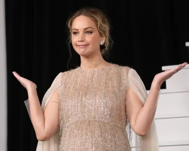 Za kraj ove naše liste tu je i vječno simpatična Jennifer Lawrence koja na zapešću ruke ima istetovirana slova H2o, odnosno znak za element vode - kako bi se uvijek sjetila popiti pokoju čašu u danu. Jennifer naime previše, prema vlastitom priznanju, uživa u sokovima i alkoholnim pićima, pa se rijetko kada sjeti popiti vodu. Zbog toga je imala i zdravstvenih problema te je odlučila na vlastitom tijelu ispisati podsjetnik koji bi ju trebao natjerati da tu i tamo hidratizira tijelo.  