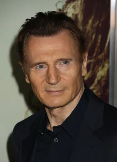 Liam Neeson je slavni irski glumac koji djeluje kao pravi macho frajer, ali zapravo je dobrica mekog srca. Ovaj slavni glumac poznat po ulozi u &quot;Schindlerovoj listi&quot; i po mnogim akcijskim filmovima otac je dvojice dječaka. Samohrani je otac i udovac koji je svoju suprugu, glumicu Natashu Richardson, tragično izgubio u nesreći na skijanju u kojoj je ona poginula. Natasha je preminula od ozljeda glave 2009. godine, a od tada je Liam samohrani otac sinova koji danas imaju 25 i 26 godina. Rekao je kako je njegov životni poziv njima biti tata - te da ne bi nikada radio ništa drugo radije no provodio vrijeme s njima. 