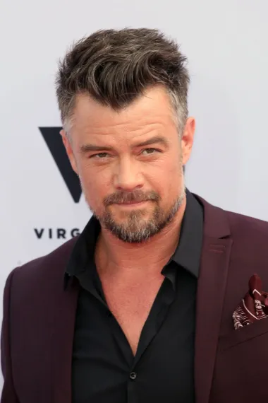 Josh Duhamel je zgodni američki glumac koji ima jedno dijete, sina Axla koji ima osam godina, a kojeg je dobio u braku s pjevačicom Fergie. Fergie i Josh su se razveli te su zajednički odlučili podizati svog sina, no zanimljivo je u njihovu slučaju to da je Josh sporazumno prihvatio primarno skrbništvo nad Axlom, pa dječak živi s njim, a majku posjećuje vikendima. Obično je praksa da dijete živi s majkom, pa je ovaj holivudski primjer raspodjele skrbništva nad sinom dosta neobičan. 