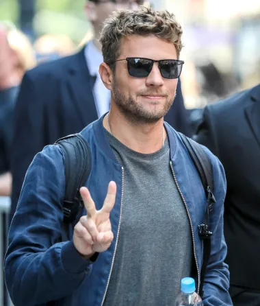 Ryan Phillippe je početkom 2000-ih bio megazvijezda, a danas je pomalo zaboravljeni glumac koji je u braku s oskarovkom Reese Witherspoon dobio i dvoje djece, sina i kćer. On i Reese su se razveli nakon 9 godina braka, 2006. godine, a Ryan je prihvatio aktivnu ulogu oca. Naime, njegova je bivša supruga jedna od najuspješnijih dama Hollywooda te je zbog silnih poslovnih obaveza puno puta izostajala od kuće - pa je briga o djeci uvijek spala na Ryana. Tako danas Reese i on dijele skrbništvo nad svojom djecom, a ovaj glumac tvrdi kako mu je upravo očinstvo najljepši aspekt života. 