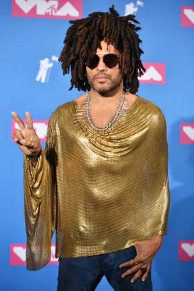 Lenny Kravitz slovi za velikog ženskara i rockera koji obožava boemski život, no to ga nikada nije spriječilo da bude dobar i posvećen otac. Naime, Lenny je otac modela i glumica Zoë Kravitz, koja je i sama zvijezda, a koju je dobio u braku s glumicom Lisom Bonet. Iako godinama nisu zajedno, Lisa i Lenny uspješno su izgladili svoj odnos te su danas veliki prijatelji, a Lenny je iznimno blizak sa svojom odraslom kćerkom. Priznao je tako kako nije uvijek bilo lako bez pomoći supruge nositi se sa svim izazovima roditeljstva, ali da smatra da su i on i Lisa bili odlični uzori njihovoj kćeri – pa makar oni sami bili rastavljeni. 