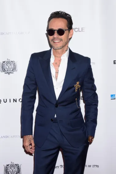 Marc Anthony je bivši suprug latino dive Jennifer Lopez s kojom je u braku dobio blizance. Osim to dvoje djece, ovaj 53-godišnjak je bio u braku tri puta te je sveukupno otac 6 djece, a sa svima njima iznimno je blizak. Često dijeli njihove fotografije na društvenim mrežama, a dolazi i na sve utakmice, školske priredbe i roditeljske sastanke svoje djece. Obožava s njima provoditi vrijeme te je tako uspio „isposlovati“ da nad svima ima dvojno skrbništvo, koje mu omogućava da su djeca pola tjedna kod njega, a pola tjedna kod svojih majki. 
