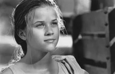 
Reese Witherspoon američka je filmska glumica i producentica koja je rođena 22.3. 1976. u državi Louisiani. Mlada Reese rane godine svog života provela je u Njemačkoj, gdje je njezin otac radio kao vojni liječnik u jednoj vojnoj bazi. Nakon povratka iz Njemačke, obitelj se odlučila preseliti u Los Angeles, gdje je bilo više prilika za pronaći dobar posao. Unatoč tome što su se službeno maknuli iz država američkog Juga, Reese je sama rekla kako je ponosna što su je njezini roditelji odgojili na južnjački način – tako je naučila cijeniti obitelj, tradiciju i biti pristojna u svakoj situaciji. Upravo je spoj južnjačkog šarma, slatkog lica i talenta za poziranje Reese i doveo pred kamere po prvi puta. Naime, danas velika glumica startala je svoju karijeru kao dijete glumeći u raznim reklamama – što ju je u konačnici nagnalo da uzme i dodatne sate glume te se okuša na glumačkim audicijama. U dobi od samo 7 godina postala je model u TV reklami, a počela se baviti i natjecanjima ljepote. Svoj filmski debi doživjela je 1991. u filmu „The Man on the Moon“ i tako je počeo njezin isprva polagan, a zatim strelovit uspon do zvijezda. 