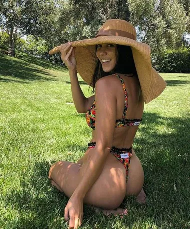 Kourtney Kardashian, slavna pripadnica Kardashian-Jenner klana, morala se nači na našoj listi najzgodnijih celebrity Ovnica. Ova seksi 43-godišnjakinja 18. travnja će napuniti 44 godine, a čini se kao da ima dvadeset godina manje. Naime, lijepa Kourtney iznimno pazi na to koliko i što jede, redovito vježba i brine o svom izgledu kojem može zahvaliti veliki dio svoje popularnosti i bogatstva. Ovakve provokativne fotografije često obavljuje na društvenim mrežama i njima generira ogroman broj lajkova i klikova, a time i jako dobro zarađuje. 