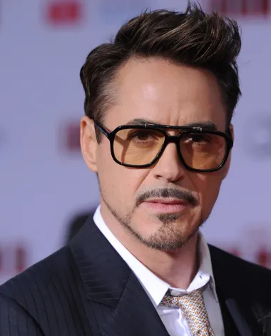 Robert Downey Jr. je skoro 58-godišnji glumac rođen 4. travnja i time spada u kategoriju horoskopskih Ovnova. Ovaj zločesti dečko Hollywooda koji je odavno poznat po svojim ekscesima vezanima uz drogu i alkohol, ali i po brojnim ljubavnim vezama s ljepoticama, danas je obiteljski čovjek koji se smirio i pronašao svoju obiteljsku sreću. Žene diljem svijeta venu za njim, a s obzirom na to koliko je šarmantan jasno nam je i zašto je tako. 