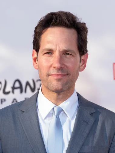 Paul Rudd je jedan od onih glumaca koji kao da nije ostario dana od početka svoje karijere prije više od 25 godina. Ovaj uskoro 54-godišnjak je 2021. godine proglašen najzgodnijim frajerom svijeta pa smo ga i mi morale uključiti u ovu našu listu šarmantnih Ovnova. Paul je po riječima mnogih jedan od najneproblematičnijih holivudskih glumaca. NIkada nije bio upetljan ni u jedan skandal ili aferu, već je skoro 20 godina oženjen za istu ženu s kojom ima dvoje djece, te je općenito frajer iz snova. Uspješan, karizmatičan i odan. 