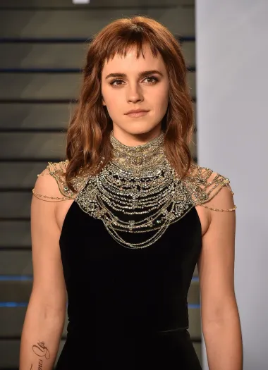 Emma Watson, iliti slavna Hermiona iz filmske sage o Harry Potteru, ove će godine napuniti 33 godine. Prekrasna Emma od samih početaka svoje karijere, kada joj je bilo tek 11 godina, slovi za pravu prirodnu ljepoticu, a s vremenom je postala i modna ikona. Ova feministkinja i zagovornica ženskih prava iznimno je obrazovana, elokventna i posvećena mijenjanju svijeta na bolje, a privatan život skriva od očiju javnosti. Svaki put kad se pojavi na crvenom tepihu oduševi nas svojom pojavom. 