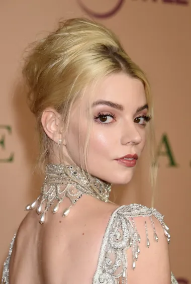 
Anya Taylor-Joy je glumica argentinsko-britanskog porijekla, a proslavila se primarno zahvaljujući svojim TV ulogama u hit serijama &quot;Peaky Blinders&quot; i &quot;Damin gambit&quot;. Prekrasna Anya prava je horoskopska Ovnica, uporna, svestrana i megatalentirana. Karijeru je započela baveći se modelingom  no ubrzo je shvatila da prava slava za nju leži u glumi - i nije se prevarila. Danas je jedna od traženijih glumica mlađe generacije koja plijeni pažnju i svojim modnim stilom i profesionalnim projektima. 