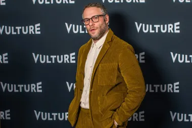 Seth Rogen možda nije tipičan holivudski ljepotan, ali smo ga uključlile na našu listu karizmatičnih Ovnova Hollywooda zbog njegova britkog humora i šarma koji ga je i proslavio. Seth je rođen 15. travnja te će ove godine napuniti 41 godinu, a u privatnom životu je već 12 godina sretno oženjen. Ovaj komičar i glumac najpoznatiji je po likovima luckastih frajera u komedijiama, a ono što ga izdvaja iz mase drugih glumaca je njegovo uvjerenje da je biti jedinstven i posve svoj recept za uspjeh. Čini se kako je njemu slijeđenje tog svog savjeta urodilo plodom, jer je danas težak preko 50 milijuna dolara. 