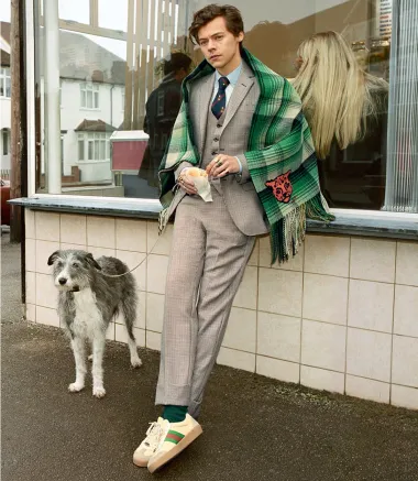 Harry Styles je 28-godišnja britanska pop zvijezda, a od člana boy benda One Direction je prevalio dalek put do hit solo izvođača i modne ikone 21. stoljeća. Naime, Harry je danas znan kao jedan od celebrity muškaraca koji se baš niti malo ne libi eksperimentirati s modom i rodnim stereotipima. Tako se pojavljivao na crvenim tepisima s nalakiranim noktima i u haljinama, a nerijetko u svojim fashion outfitima odluči naglasiti i svoju žensku, fem stranu. Pozirao je za modne editorijale u baletnim suknjicama te sveukupno postao ikona muške mode današnjice. 