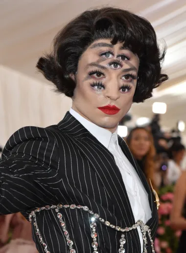 Još jedan mlađahni frajer na našoj listi definitivno je i zgodni glumac Ezra Miller. Miller je od početka svoje karijere furao neobičan stil, a ovaj je njegov trooki look s Met Gale 2019. potpuno osupnuo javnost. Ezra ga je objasnio rekavši kako su tri para očiju simboli njegovih triju identiteta - onog muškog, onog ženskog i onog istinskog - koji je spoj prijašnja dva. 29-godišnji Miller proslavio se još kao tinejdžer, a ubrzo je stekao titulu holivudskog osobenjaka neobična stila kojem se divimo. 