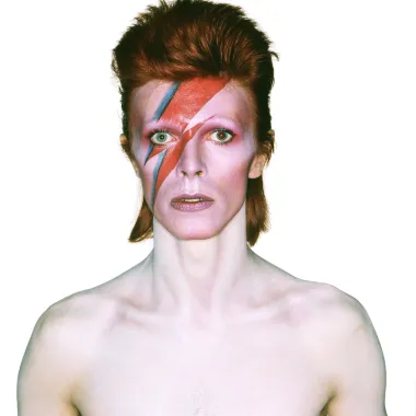 Legenda glazbene industrije, kultni David Bowie bio je jedan od prvih celebrity frajera koji se neprestano poigravao s rodnim modnim stereotipima. Šminkao se i farbao kosu u žarke boje, lakirao nokte i nosio kreacije koje su spajale i mušku i žensku modu. Njegovi su ekscentrični lookovi ostali jednako legendarni kao i glazbeni mu hitovi, a sam pjevač je rekao kako je njegov stil poruka svima da mogu nositi i izgledati kako god žele - dok god to opisuje njihovu osobnosti i čini ih sretnima. To je poruka koju bismo svakako potpisale. 