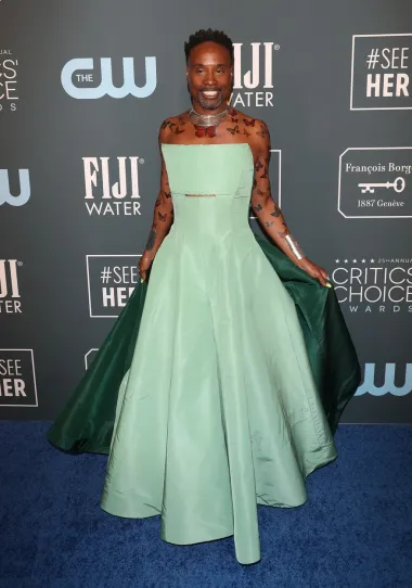 Billy Porter je 52-godišnji američki glumac, pjevač i spisatelj koji je javnosti najpoznatiji po svojoj ulozi u hvaljenoj seriji &quot;Pose&quot;, a koja dokumentira razvitak LGBTQ+ i drag queen scene u New Yorku 1980-ih i 1990-ih godina. Sam Billy je iznimno vokalan kada je riječ o rušenju rodnih stereotipa i normi te publiku i modnu struku gotovo svaki puta kada se pojavi na crvenom tepihu osupne svojom pojavom. Voluminozne haljine, raskošne toalete, plaštevi, nakit i ženska šminka samo su dio modnog repertoara Billy Portera koji hrabro pomiče granice modne industrije svakim svojim novim stylingom. 
