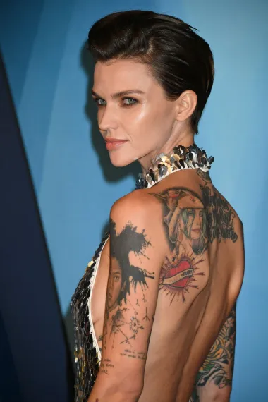 Ruby Rose je australska manekenka, glumica i TV voditeljica koja je već s 12 godina svojim roditeljima priopćila kako je njezina seksualna orijentacija homoseksualna. Ova se slavna dama tako s godinama odlučila sve više i više prigliti svoju mušku stranu te je postala poznata po ultrakratkim frizurama, brojnim tetovažama i općenito muškom modnom stilu odijevanja. Danas ima 36 godina te ju se smatra ikonom LGBTQ+ pokreta, a ona sama je rekla kako obožava istovremeno osluškivati svoju mušku i žensku energiju te iz nje stvarati svoje ja. Zanimljivo je kako je ova dama zbog svoje seksualne orijentacije i poigravanja s rodnim ulogama u djetinjstvu i teen godinama bila žestoko zlostavljana od strane svojih vršnjaka, no nikada nije posustala u svojoj nakani da bude svoja - unatoč očekivanjima i pritiscima okoline. 