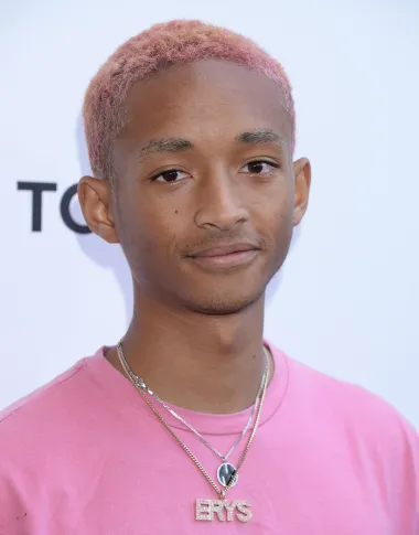 Jaden Smith ima samo 23 godine, a već je pionir pokreta koji propituje rodne uloge današnjice. Na svojoj se maturalnoj zabavi odlučio pojaviti u ženskoj haljini, a pratilja mu je bila i nebinarna glumica Amandla Stenberg. Nerijetko se Jaden na crvenim tepisima pojavljivao s rozom kosom, sa šminkom ili u suknjama, a sam je priznao kako smatra pravila o muškom i ženskom odijevanju besmislenima. Rekao je tako kako on želi pomaknuti granice mode i društvenih očekivanja o modi kako bi djeca u budućnosti mogla nositi u školu odjeću koju požele, a ne koja im je nametnuta društvenim konstruktima. 