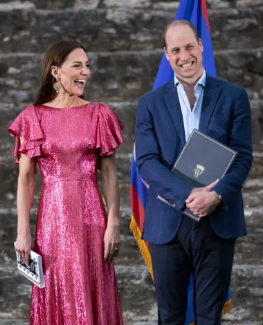 Istog je dana Kate na službenoj večeri zasjala u pripijenoj haljini od svilenog žoržeta brenda &apos;The Vampire&apos;s Wife&apos;. Haljina u trendi tamno ružičastoj boji savršeno je naglasila njezinu besprijekornu liniju, a uz nju je nosila crno-bijelu torbicu u etno stilu kako bi odala počast zemlji domaćinu. 