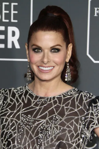 Prije snimanja ljubavne scene u filmu &quot;Šetnja u oblacima&quot;, redatelj Alfonso Arau rekao je glumici Debra Messing da joj treba operaciju nosa. &quot;Snimala sam ljubavnu scenu s Keanuom Reevesom. Počeli smo snimati i poznati redatelj je vrisnuo &apos;Rez&apos; i rekao: &apos;Koliko brzo možemo dovesti plastičnog kirurga ovdje? Njezin nos uništava moj film&apos;&quot;, rekla je za Elle i dodala da ju je šokiralo kada su rekli da ima &quot;neholivudski nos&quot;. Ipak, unatoč tome, nije se željela podvrgnuti plastičnoj operaciji.