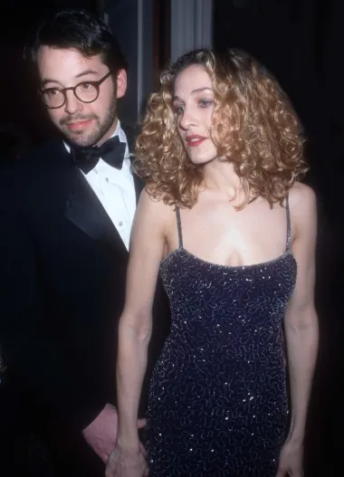 Lik legendarne Carrie kao da se posve stopio s javnim likom i imidžem Sarah Jessice Parker. Ta je serija, koja se emitirala od 1998. do 2004., postala miljenica publike, a njezina je glavna glumica i van setova šetala ulicama New Yorka u istom  prepoznatljivom Carrie stilu. Velike plave kovrče, mršava figura i Oscar de la Renta haljine postale su zaštitni Jessicin znak. Od šljokica pa sve do ludih uzoraka i krojeva, nema odjeće koju ova diva nije mogla odlično iznijeti na scrvenom tepihu. Ovaj je njezin look po mnogočemu tipičan primjer mode 1990-ih, a i danas izgleda bezvremenski i jako lijepo. 