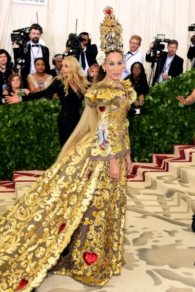 Met Gala 2018. ostala je upamćena po nekim od najlegendarnijih i najraskošnijih outfita raznih celebova, a među njima se izdvajala i Sarah Jessica u ovoj zlatnoj haljini od bogatih slojeva brokata i s ukrasom na glavi kakav bi malo tko mogao isfurati. Haljina je bila teška preko 20 kilograma te se u njoj bilo teško kretati, ali moramo priznati kako je ova modna diva izgledala spektakularno. Kao princeza iz srednjovjekovne bajke. 