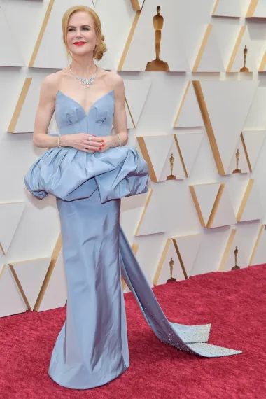 Nicole Kidman bila je nominirana za ulogu Lucille Ball u filmu &apos;Being The Ricardos&apos;. Na crvenom tepihu pojavila se u haljini Armani Privé, Iako se Kidman inače uvijek nalazi visoko na popisu najbolje odjevenih dama s crvenih tepiha, oko ove haljine se lome kopla. Što ti kažeš?