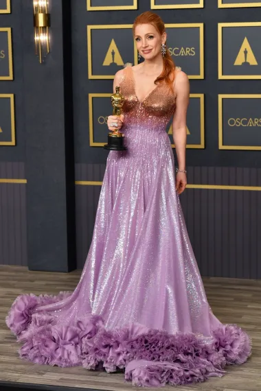 Jessica Chastain primila je Oscara za najbolju glumicu u prekrasnoj Gucci haljini koja se već našla na listama najljepših lookva s dodjele Oscara. Haljina u nekoliko nijansi s vrlo neobičnim volanom na kraju samo je istaknula njezinu ljepotu. 