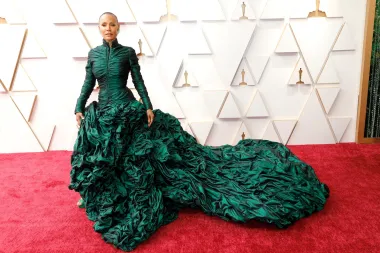 Jada Pinkett Smith izgledala je fantastično u Jean-Paul Gaultieru. Ovo je raskošna toaleta koja se može nositi samo na ovakvim svečanostima. Mišljenja o haljini su različita jer se nalazi na popisima najljepših, ali i najgorih. 