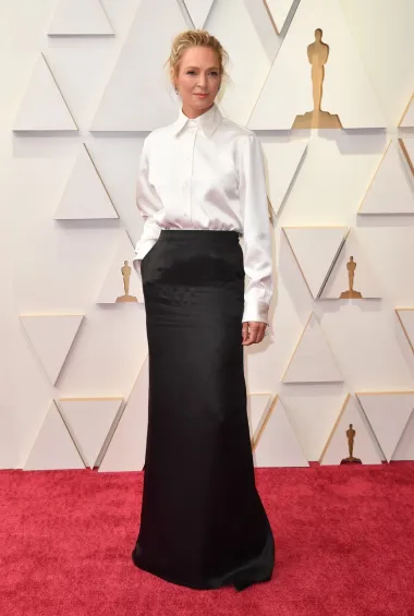 Uma Thurman odlučila se potpuno drugačiji izgled. Jednostavno i pročišćeno od modne kuće Bottega Veneta bio je odabir ove velike glumice. Svilena košulja i crna suknja samo su istaknule njezinu eleganciju i posebnost. 