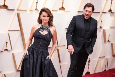 Penelope Cruz obožava Chanel, a i ove godine se odlučila za jednu njihovu glamuroznu haljinu u tamnijoj nijansi. 