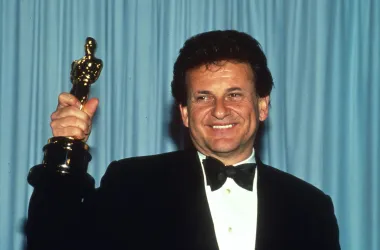 Joe Pesci danas je znan kao jedan od najvećih holivudskih „mafijaša s velikog platna“. Ovaj američki glumac talijanskog porijekla oskarovac je i jedan od najvećih glumaca 20. stoljeća, no nije sve oduvijek za njega bilo tako bajno. Naime, oduvijek se želio baviti show businessom, no isprva se pokušao proslaviti kao pjevač i gitarist. Čak je 15 godina pokušavao probiti se na glazbenoj sceni, no bez puno uspjeha. Taman kada je odlučio odustati od karijere tog tipa, ukazala mu se prilika da glumi u „Razjarenom biku“, danas kultnom filmu redatelja Martina Scorsesea. Redatelj ga je naime slučajno vidio kako nastupa na televiziji te je pomislio kako bi bio odličan za njegov novi film. Glumio je tako bok uz bok s Robertom De Nirom kada mu je već bilo 36 godina i time ostvario svoju prvu veliku filmsku ulogu. Iako uopće nije imao nikakvo obrazovanje kada je riječ o glumi, oduševio je i publiku i kritiku te odmah dobio Oscara za najbolju sporednu mušku ulogu te godine! Od tada do danas je glumio u brojnim hvaljenim filmovima te postao apsolutni vladar crvenih tepiha. 