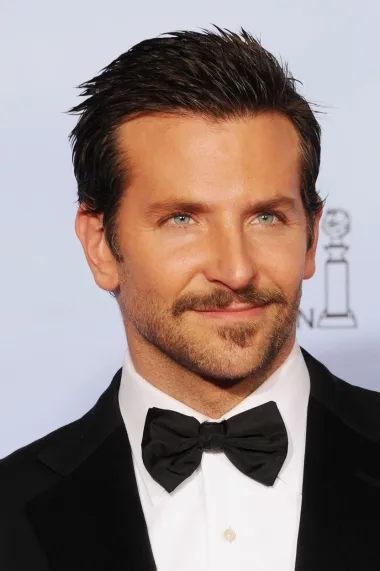 Iako danas uopće ne možemo zamisliti holivudske crvene tepihe bez njegovih prekrasnih plavih očiju i širokog osmijeha, Bradley Cooper se nekoć žestoko morao boriti ne bi li dobio bilo kakvu ulogu, a kamoli neku veliku! Naime, Bradley se proslavio ulogom u TV seriji „Alias“, no jako dugo se nije mogao probiti na filmsko platno – zbog čega su mu karijera i profesionalni razvoj itekako patili. Glumac je priznao kako mu je karijera oko 2004. izgledala katastrofalno depresivno te da je razmišljao da se u potpunosti povuče iz svijeta glume. Srećom, nije to učinio jer se na vrijeme pojavila uloga koja ga je predstavila široj publici. Bila je to klasična romantična komedija, „Wedding Crashers“, a zahvaljujući kojoj je Bradley postao novo &apos;IT&apos; ime Hollywooda. Danas se ovaj glumac može pohvaliti nominacijom za Oscara, kao i činjenicom da je glumio u uspješnicama poput „American Sniper“, „A Star Is Born“ i „American Hustle“.