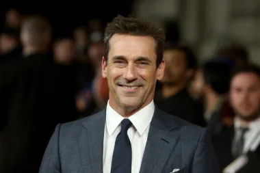 Zgodni Jon Hamm prepoznatljivo je frajersko lice iz hit serije &quot;Momci s Madisona&quot;, a upravo mu je glavna uloga u toj uspješnici o frajerima u marketinškoj kompaniji 1960-ih promijenila život. Naime, prije nje, Jon se nije mogao pohvaliti s ulogama koje su vrijedne spomena. Zapravo je bio profesor dramskih umjetnosti u srednjoj školi u Missouriju, a tamo je vodio i dramsku sekciju te producirao srednjoškolske predstave. Iako je cijelo to vrijeme odlazio na audicije i pokušavao se probiti na film i televiziju, jako dugo mu to nije polazilo za rukom. Napokon, sasvim slučajno je dobio ulogu Dona Drapera, glavnog lika u seriji „Momci s Madisona“ te preko noći postao golema zvijezda. Imao je već 37 godina kada je prvi puta zaigrao Drapera na TV ekranu, a za svoju je glumu već prve godine osvojio Zlatni globus i Emmy. Pravi dokaz da se dugotrajan trud i upornost isplate, zar ne?